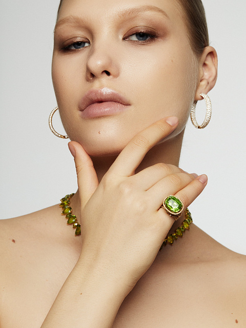 Yellow gold hoops with round-cut diamonds, 3