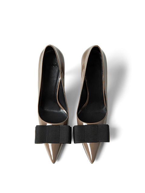 Brown high-heeled pumps, 5