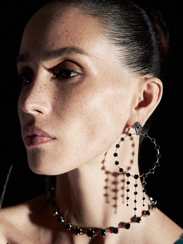 Hoop earrings in white gold with black diamonds, 2